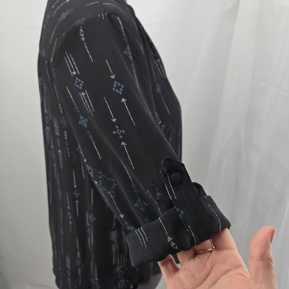 810-47 Torrid Black Geometric Arrow Print V-Neck Top Size 0 (Large 12) - Picture 5 of 10